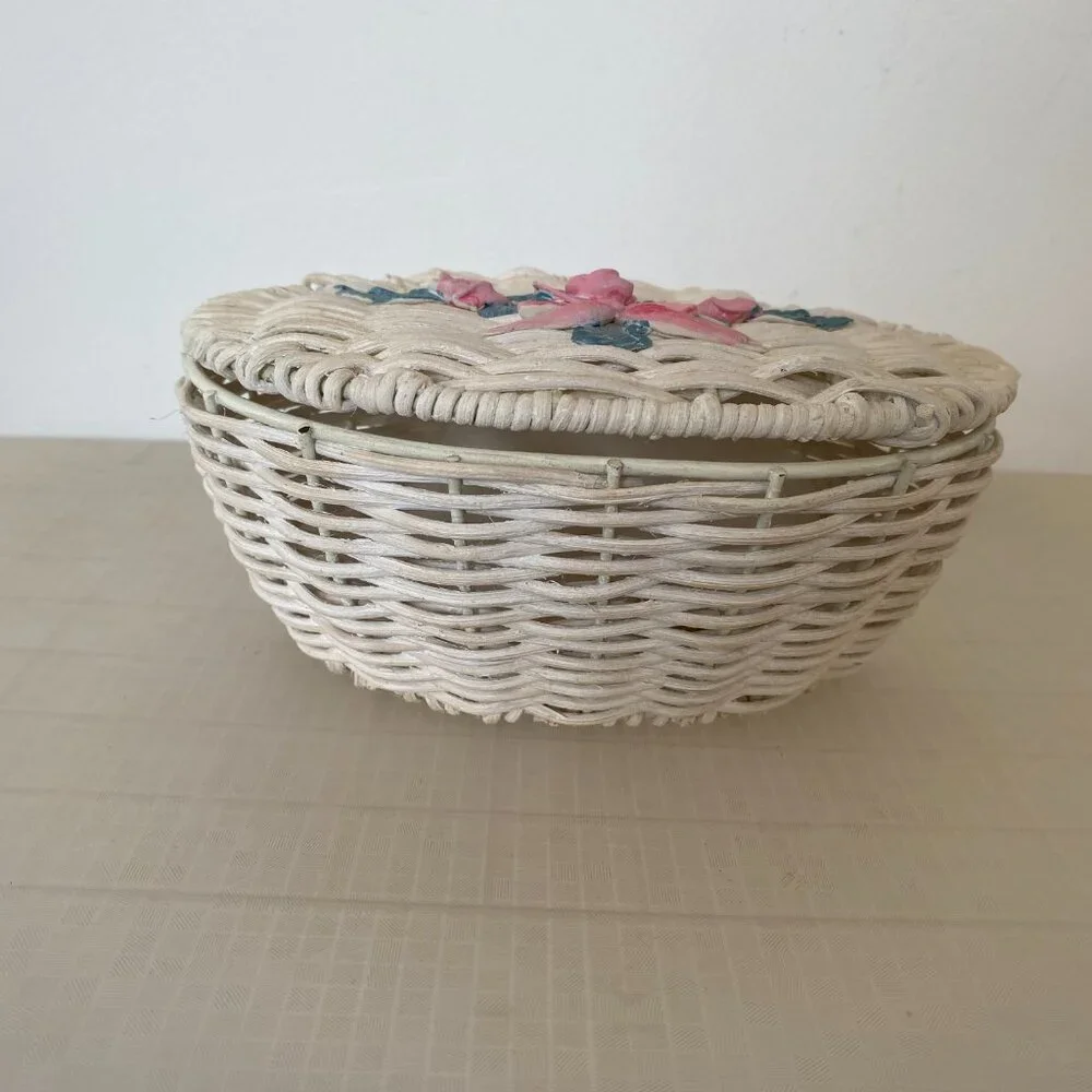Bathroom Wicker Basket With Lid & 3-D Rose Design
